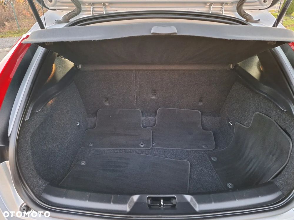 Volvo V40 D2 Kinetic - 23