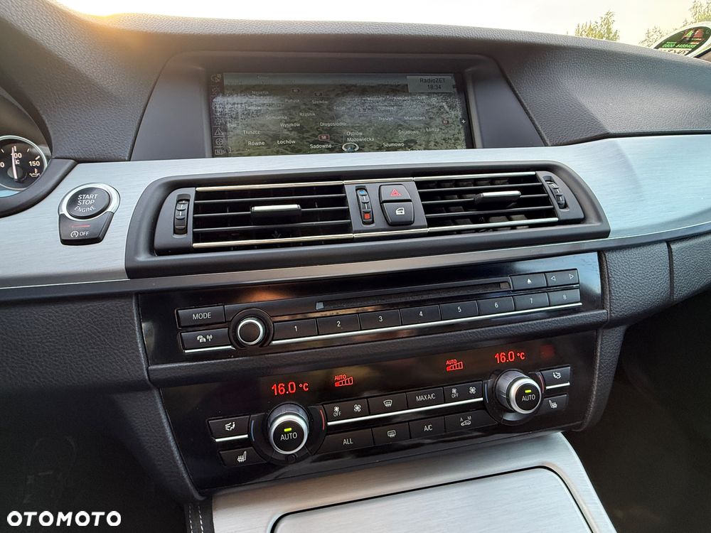 BMW Seria 5 525d xDrive Sport-Aut - 38
