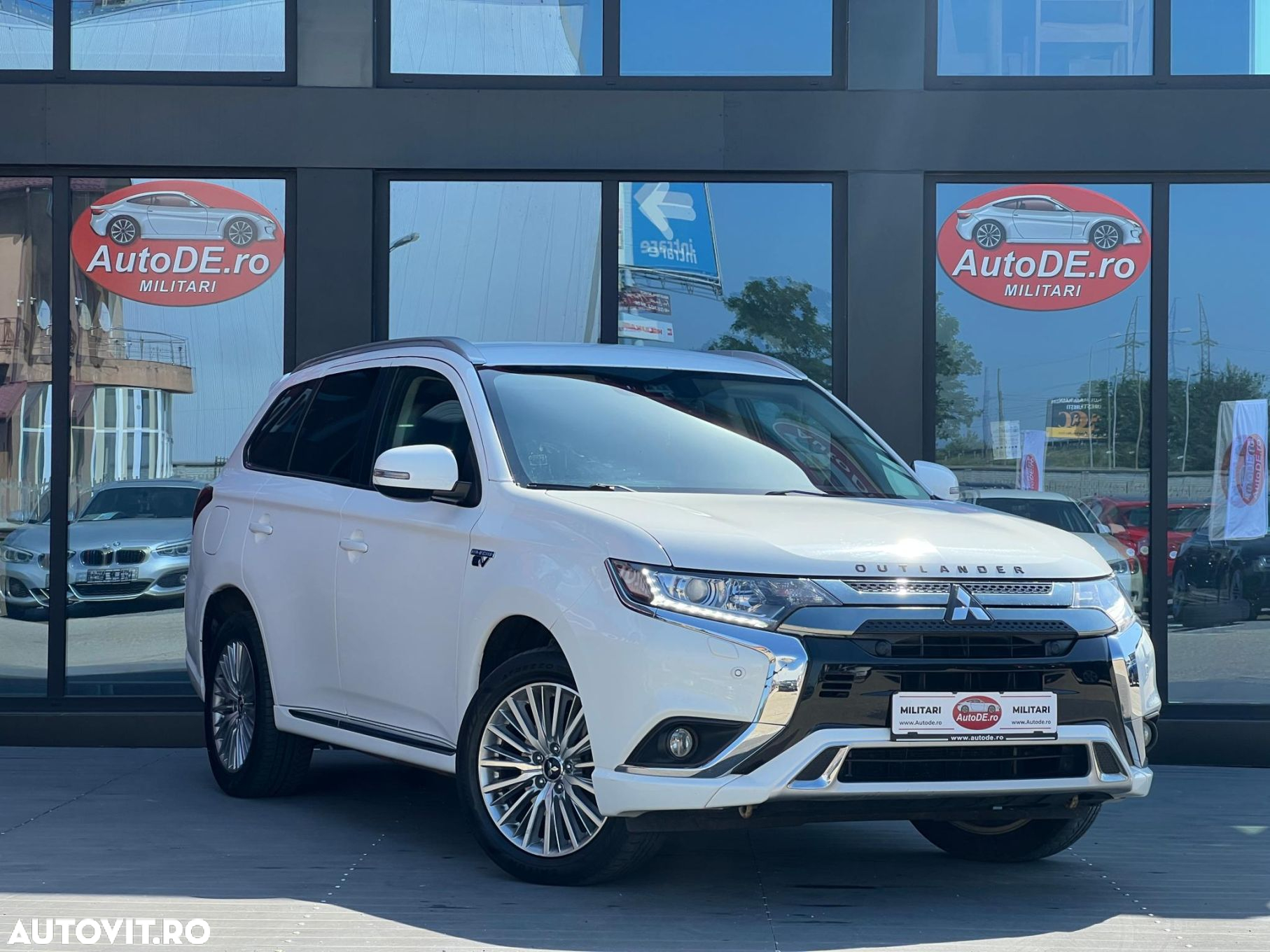 Mitsubishi Outlander - 2