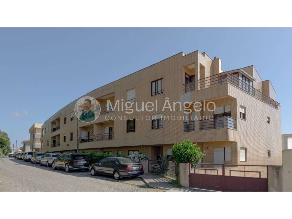 Apartamento T2 R/C c/ terraço e lugar de garagem p/ 2 carros - Grande imagem: 4/30