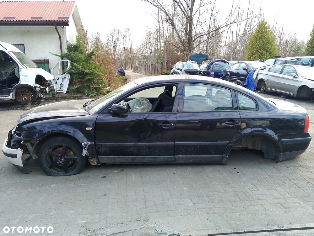 Volkswagen Passat B5 Przed Lift (97-00r.) 1.8 TB 149KM. Silnik APU / AEB / ANB / ATW / AUG Skrzynia EHV / DVX / DHW / EEN / DHF / DHY / DVZ lakier LC9Z/Z4. Cały na części. GWARANCJA !!! Przód Tył Zestaw Komplet Drzwi Klapa Zderzak Błotnik Maska Grill Atrapa Szyba Pas Lampa Lusterko Boczki Fotel Kanapa Kokpit Deska Rozdzielcza Przełącznik Włącznik Sterownik Przewody Wiązka Instalacja Moduł Komputer Czujnik Listwa Pompa Alternator Wtryski Głowica Rozrusznik Kompresor Sprzęgło Dwumas Silnik Skrzynia ABS Klimatyzacji Paliwa Wspomagania Kolektor Turbina Przepustnica Zawór Chłodnica Koło Hak Belka Sanki Zawieszenie Mcpherson Półoś Amortyzator Wydech Tłumik Zacisk Most - 3