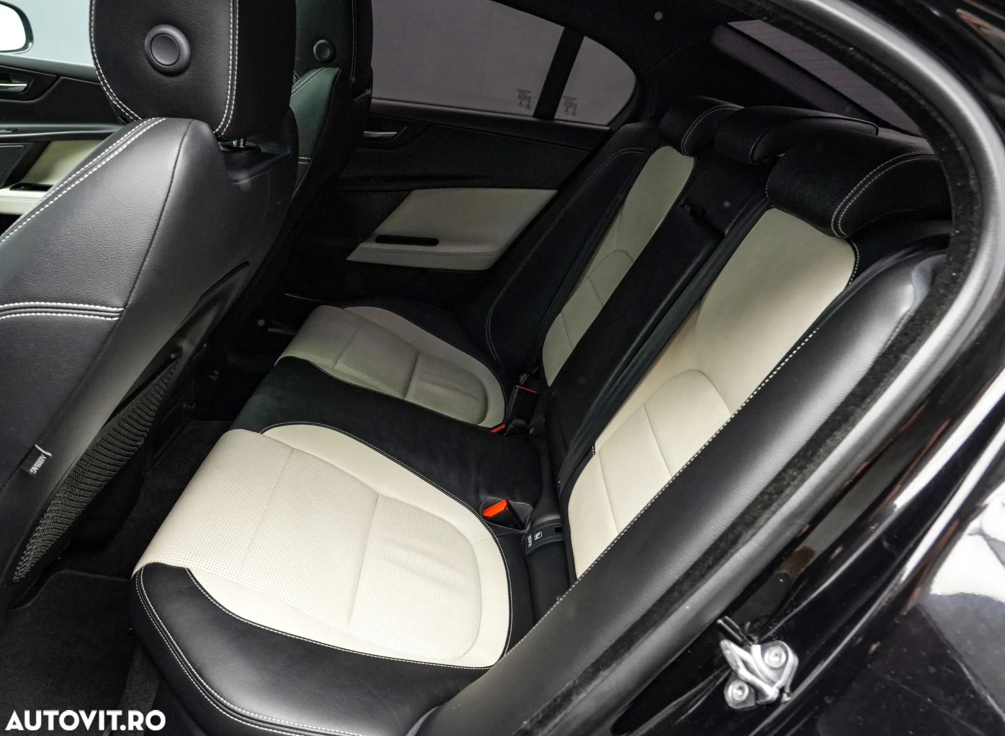 Jaguar XE 2.0 R-Sport - 16