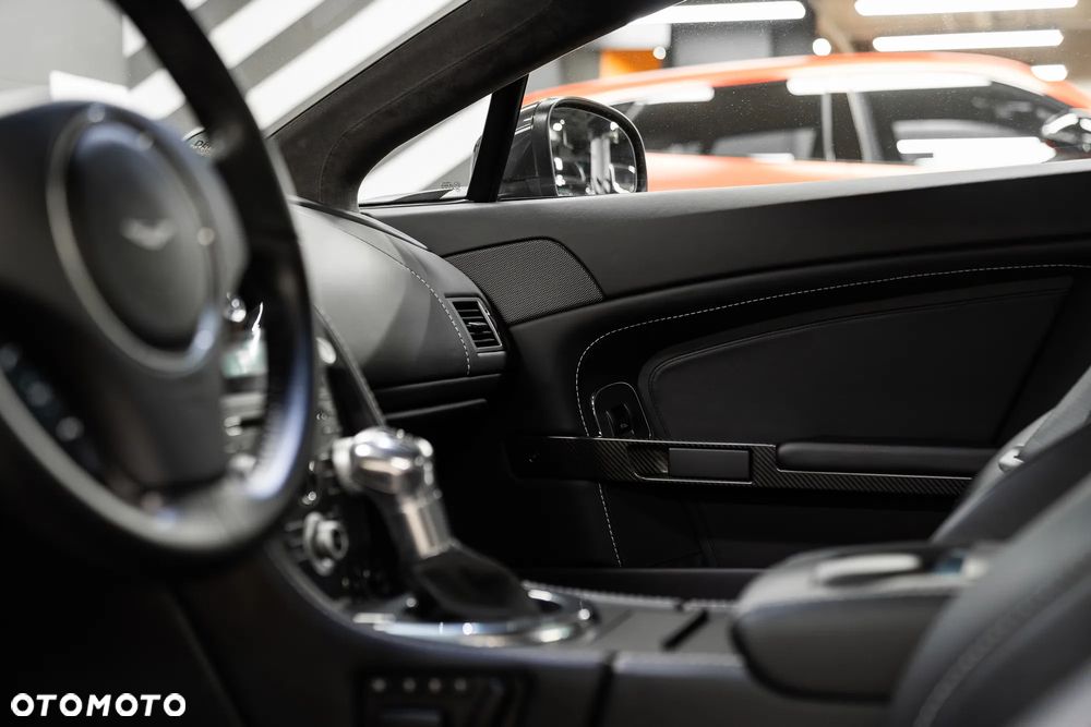 Aston Martin V12 Vantage - 32