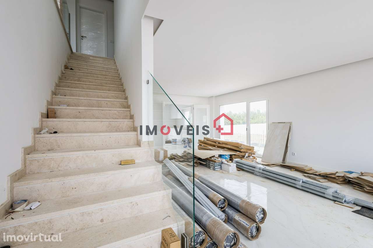 MORADIA INDIVIDUAL T4 - EM FASE FINAL DE ACABAMENTOS - BATALHA - Grande imagem: 2/9