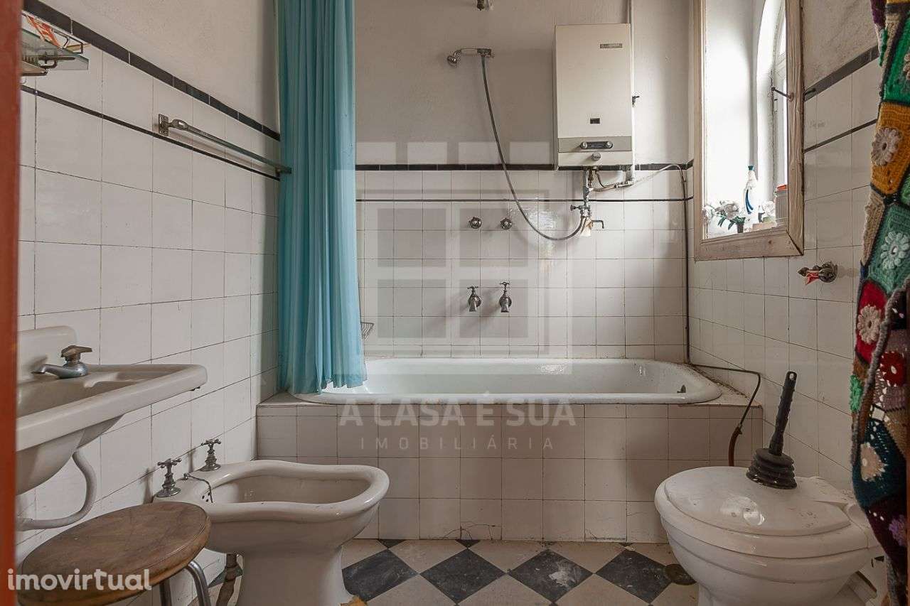 Moradia centenária com terreno no centro de São João da Madeira - Grande imagem: 4/16