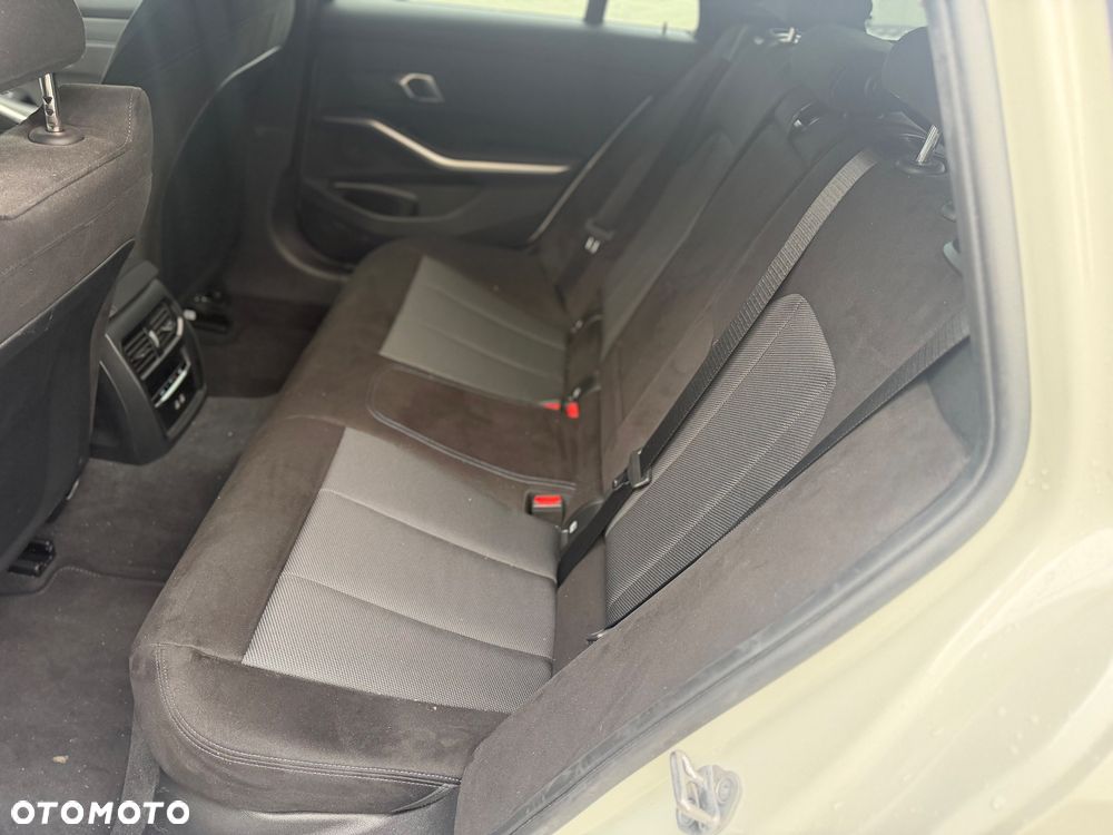 BMW Seria 3 330i xDrive M Sport - 9