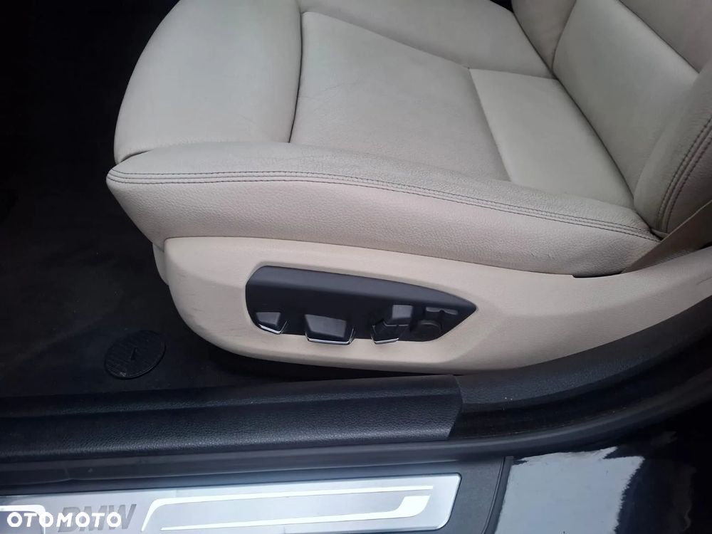 BMW Seria 5 528i Luxury Line - 23