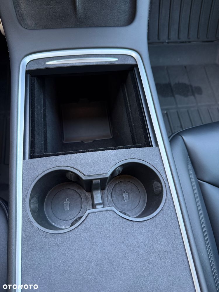 Tesla Model Y Long Range AWD - 12