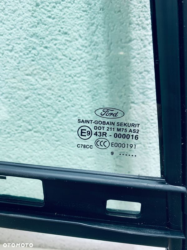 Szyba karoseryjna prawa stała w tylne drzwi FORD FOCUS MK4 KOMBI 2018- OE - 2