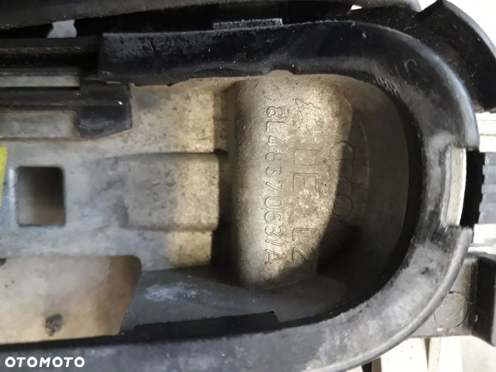 mocowanie uchwyt klamki lewej przód 8L4837063A  A3 8L 1.6 lift AVU - 2