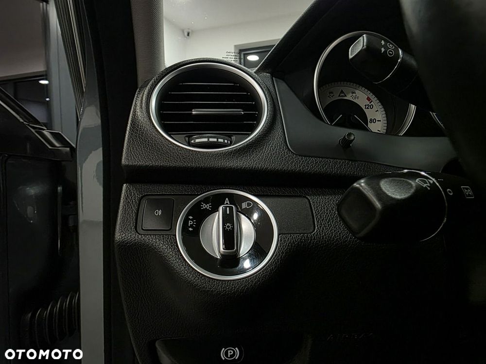 Mercedes-Benz Klasa C 180 BlueEFFICIENCY 7G-TRONIC Elegance - 26