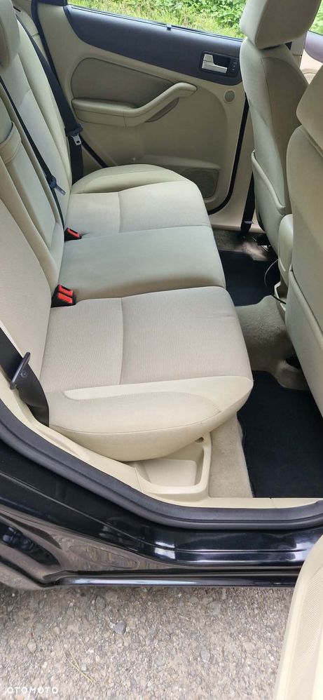 Ford Focus 2.0 Ghia - 22