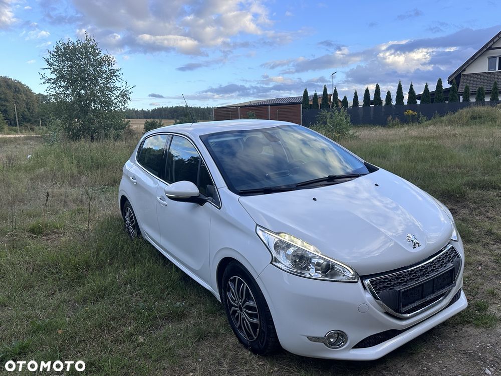 Peugeot 208 2012 photo 2