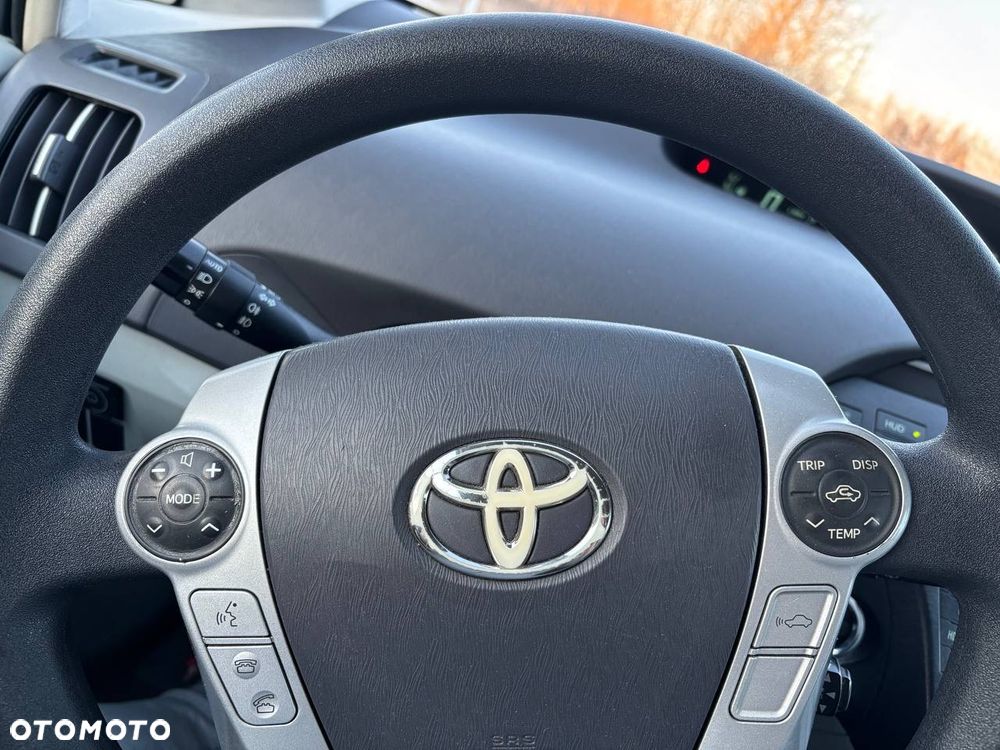 Toyota Prius (Hybrid) - 12