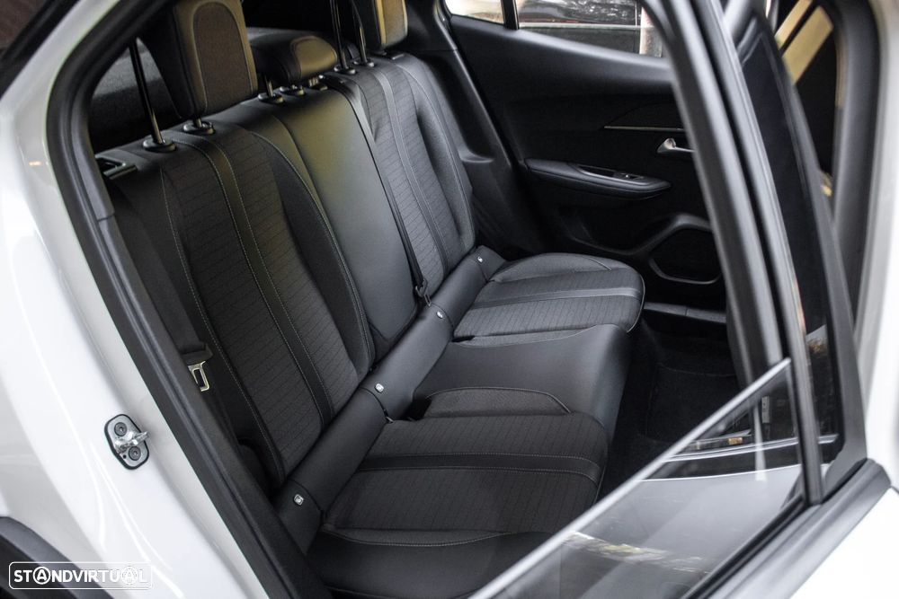 Peugeot 2008 1.2 PureTech Allure EAT8 - 29