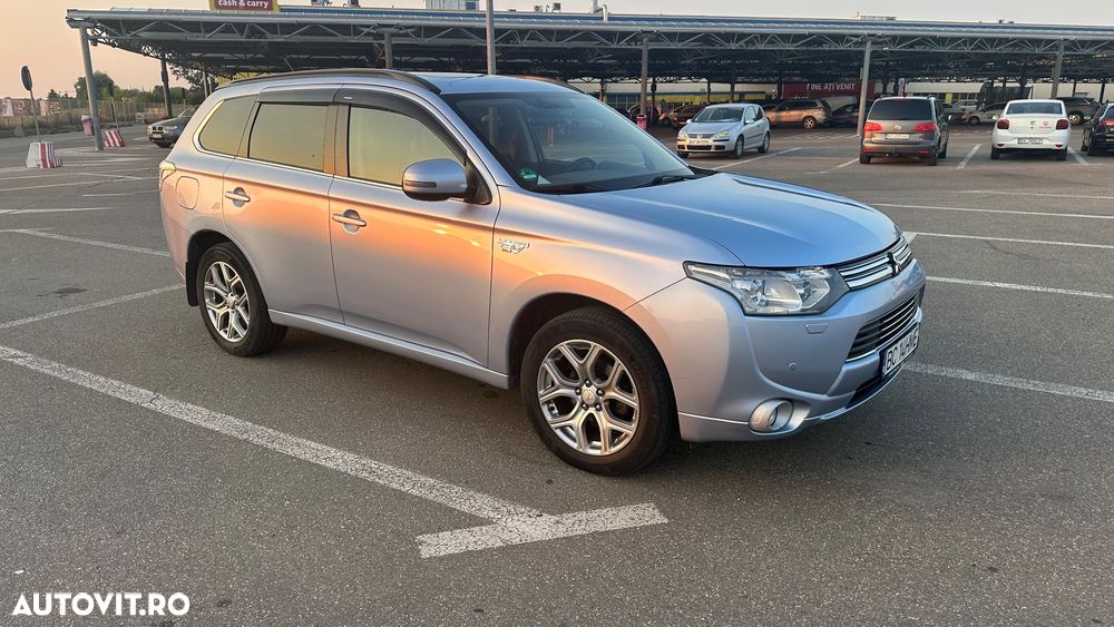 Mitsubishi Outlander - 2