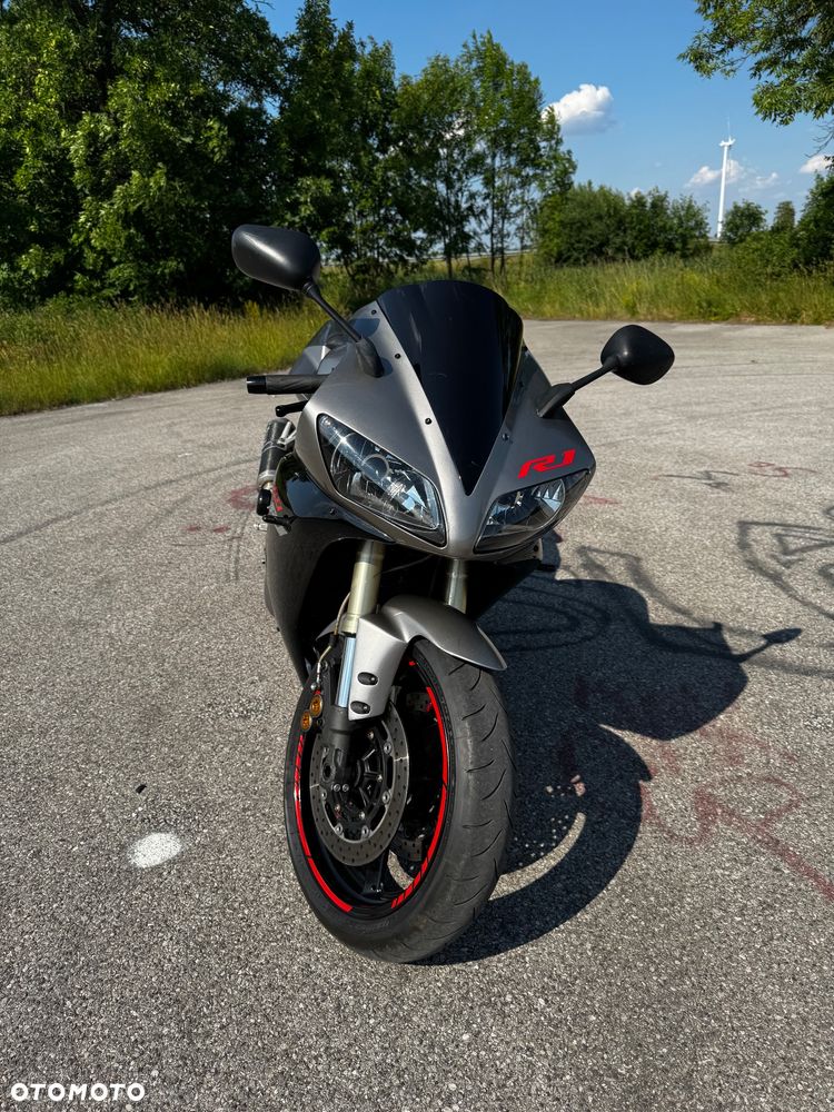 Yamaha R1 - 4