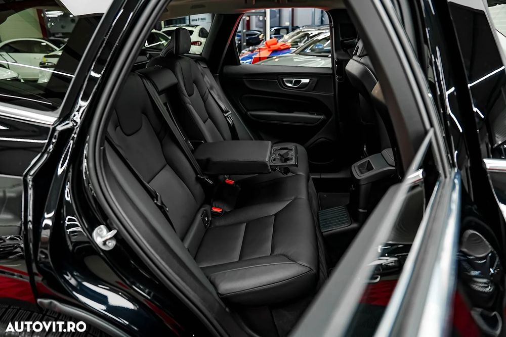 Volvo XC 60 T6 AWD Plus Dark - 12