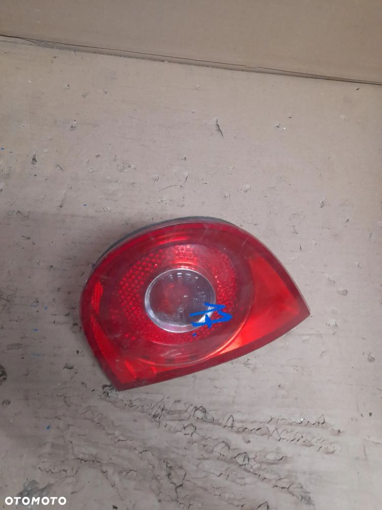 LAMPA PRAWY TYŁ W KLAPĘ VW GOLF V nr 1K6945094F - 2