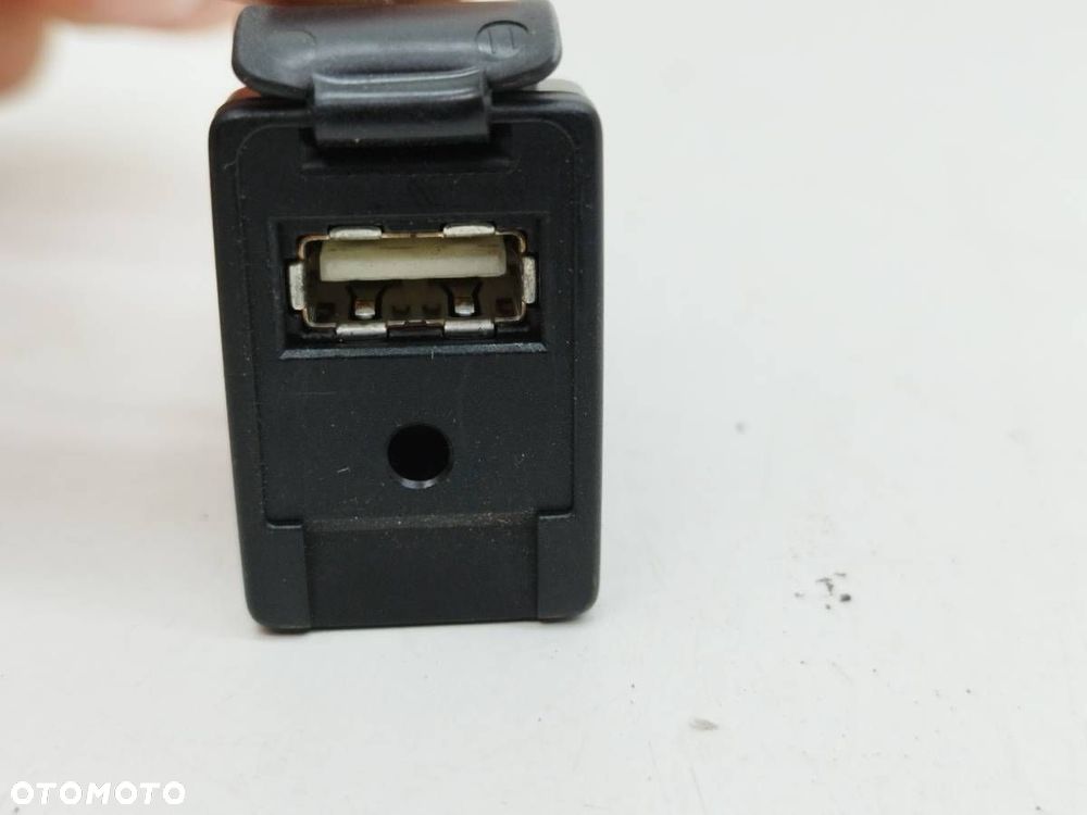 GNIAZDO PORT USB TOYOTA YARIS III P15 86190-0D060 - 3