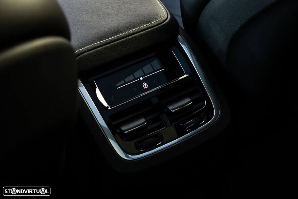 Volvo XC 60 2.0 B4 R-Design Geartronic - 26