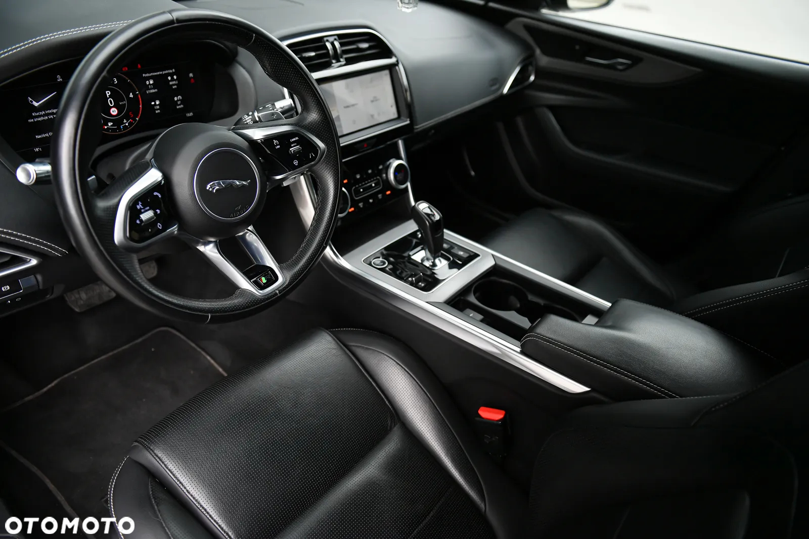 Jaguar XE 2.0 D180 R-Dynamic S - 17