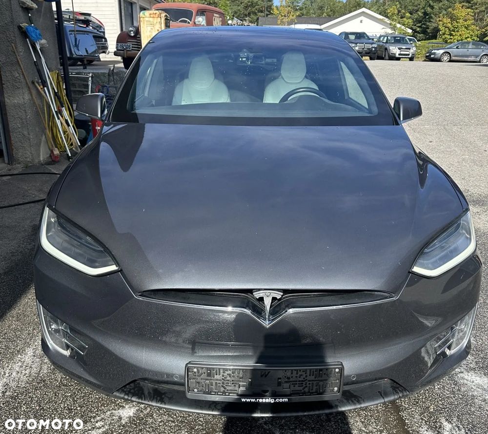 Tesla Model X - 3