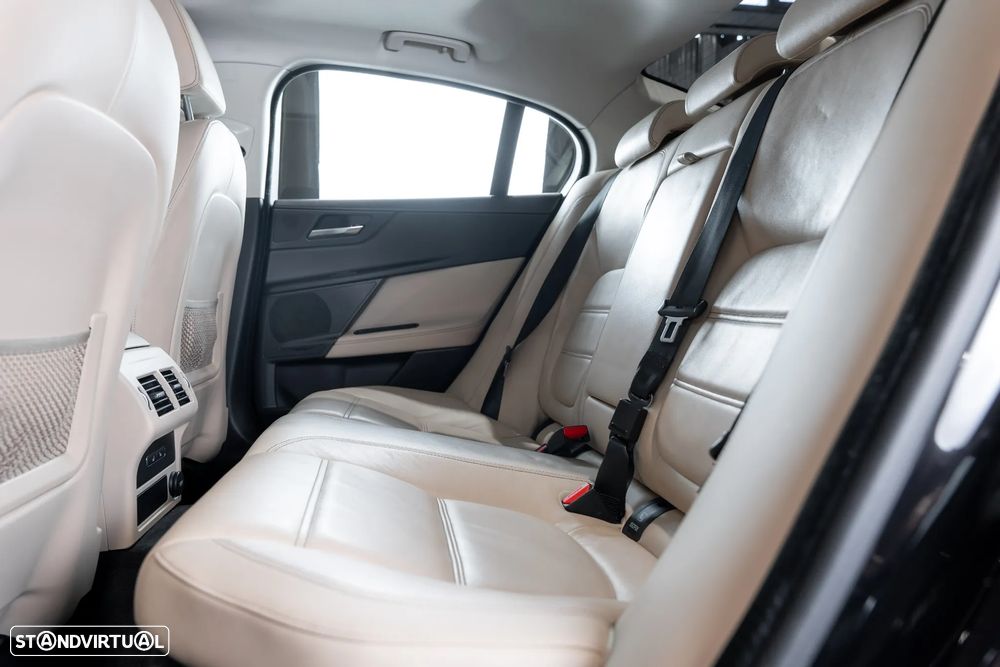 Jaguar XE 2.0 D Prestige Aut. - 26