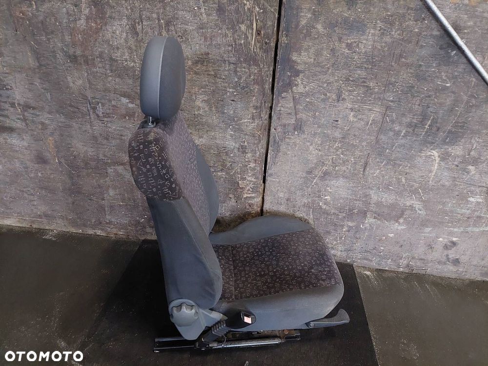 FOTEL LEWY PRZÓD OPEL CORSA C - 2