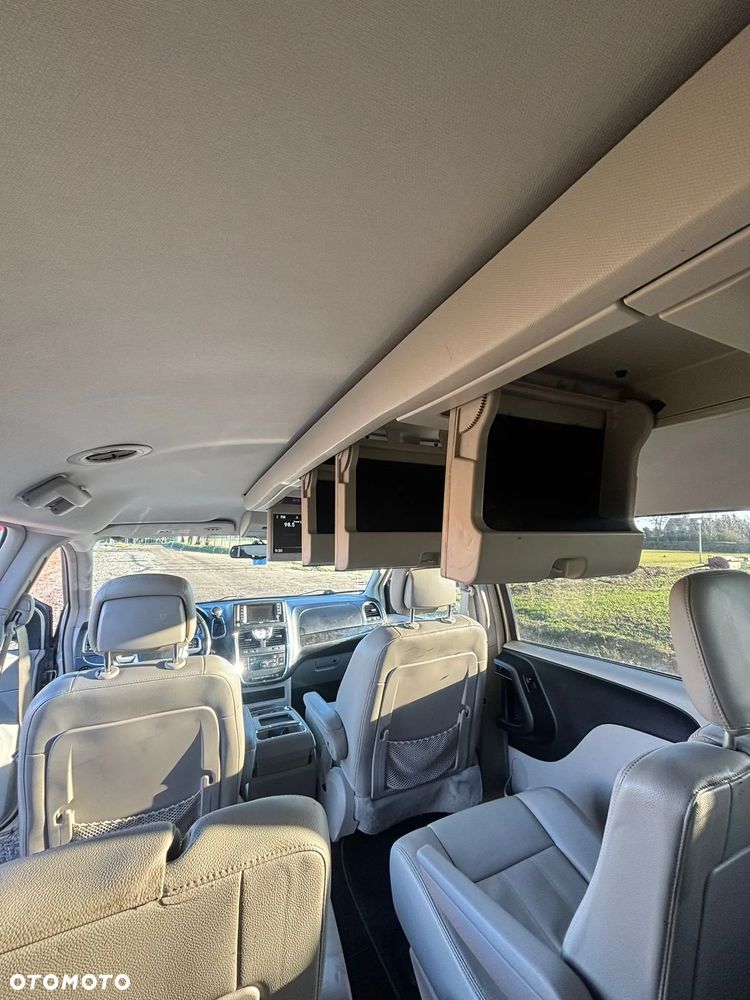 Chrysler Town & Country - 13