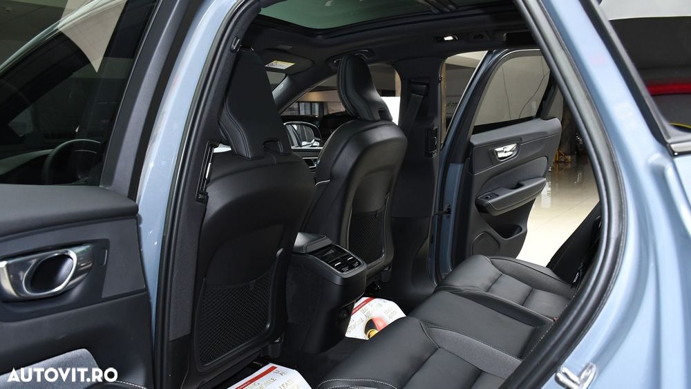 Volvo XC 60 B5 D AWD Ultimate Dark - 11