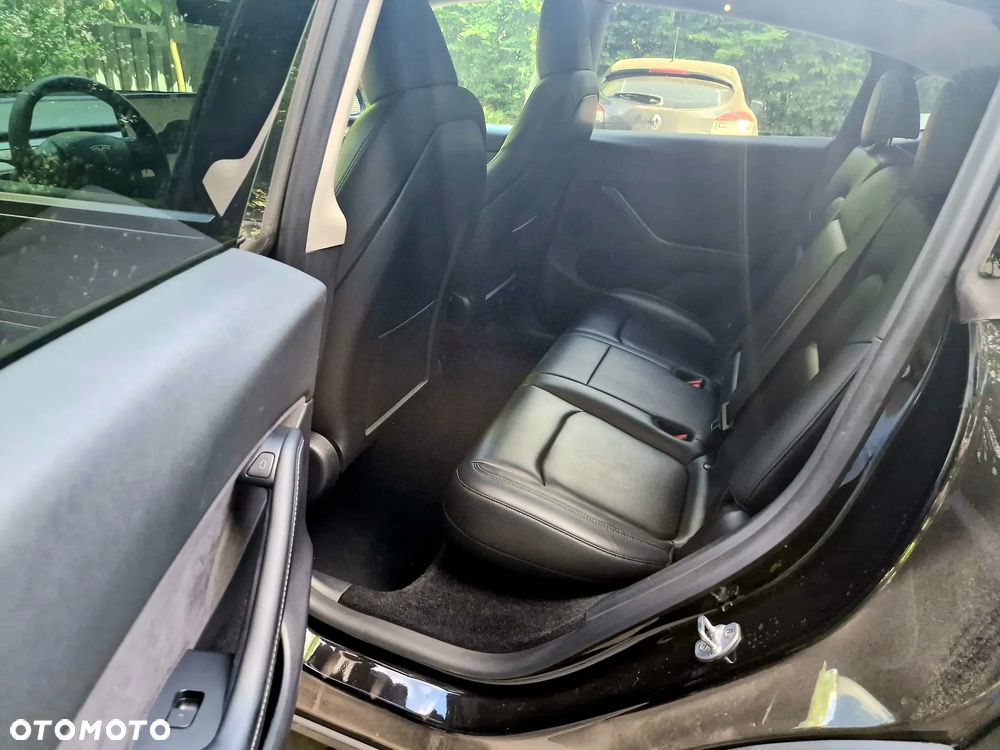 Tesla Model Y Long Range AWD - 9