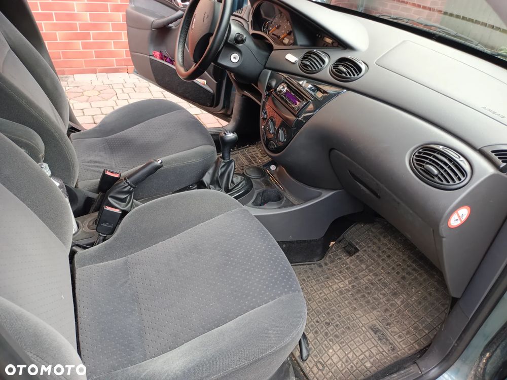Ford Focus Ghia - 9