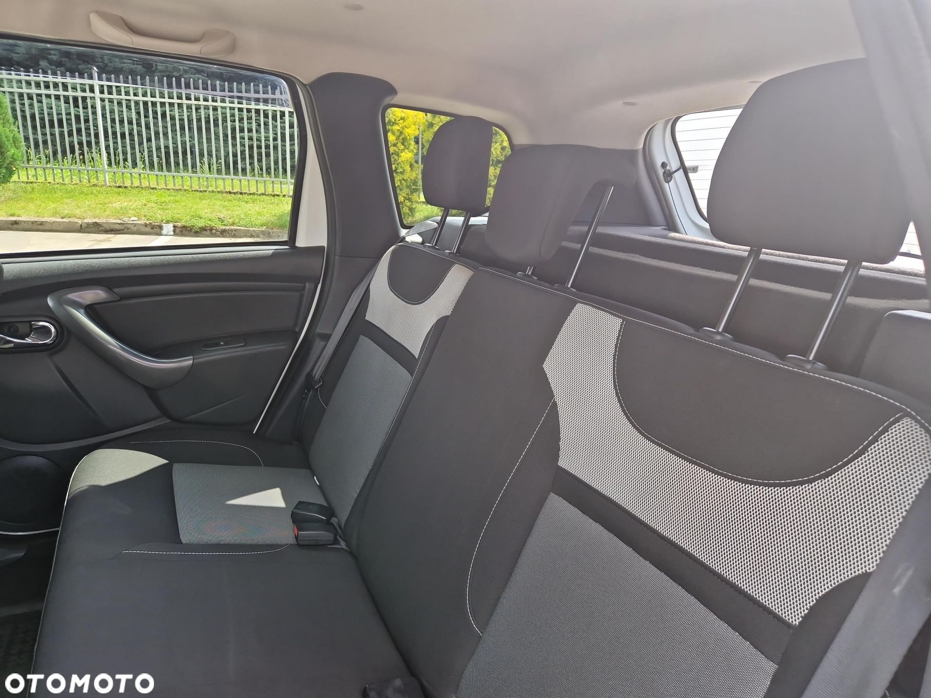 Dacia Duster 1.6 SCe Laureate S&S - 16