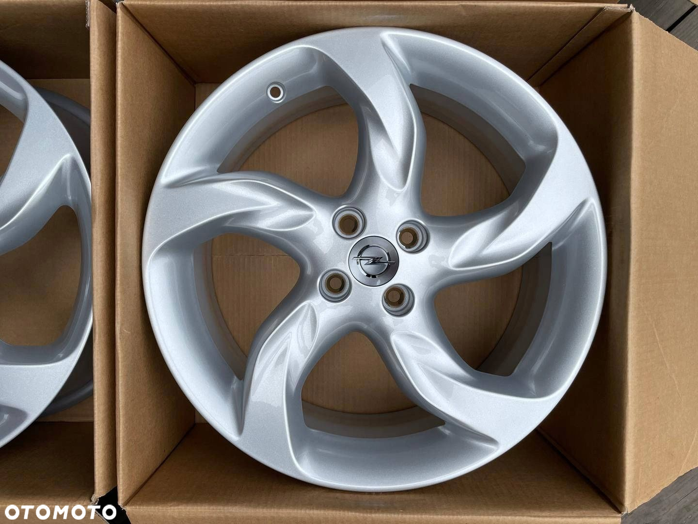 Oryginał felga 18cali Opel Vauxhall Adam 4x100 39015886 - 3