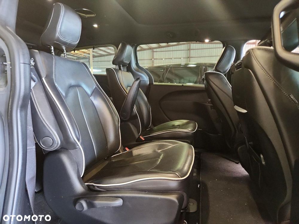 Chrysler Pacifica - 10