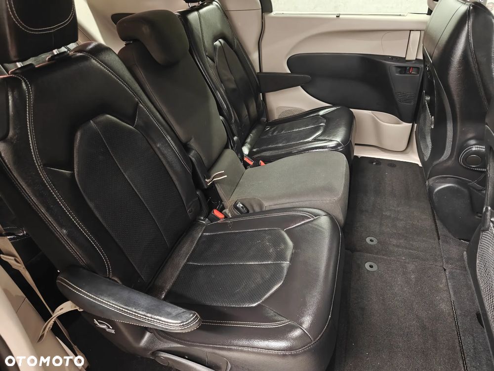 Chrysler Pacifica - 11