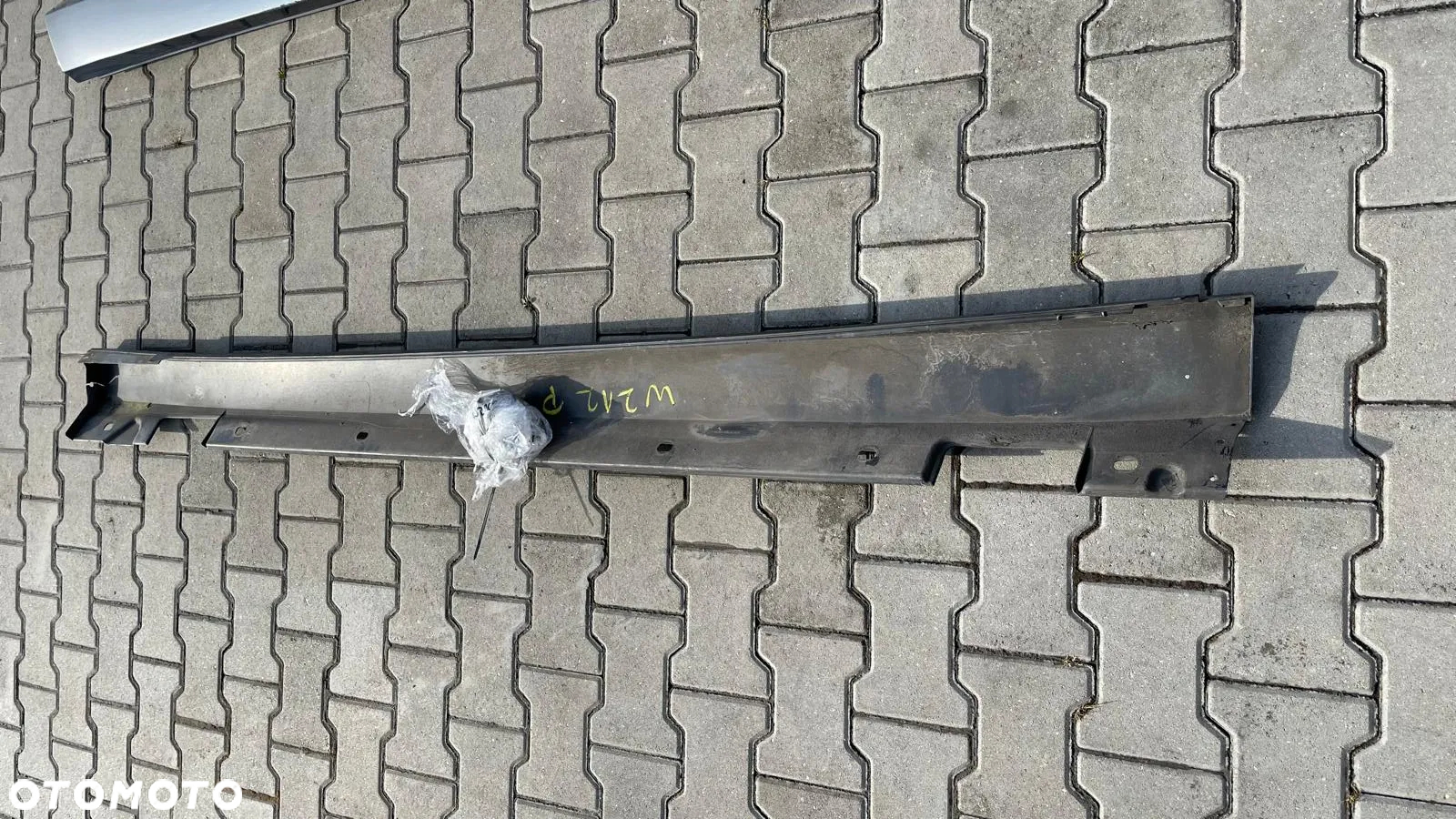 MERCEDES E W212 LIFT SEDAN LISTWA NAKŁADKA NA PRÓG PRAWA KLIPSY KOLOR 755 A2126900840R - 2