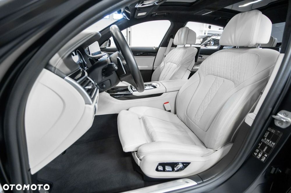 BMW Seria 7 M760Li xDrive - 26