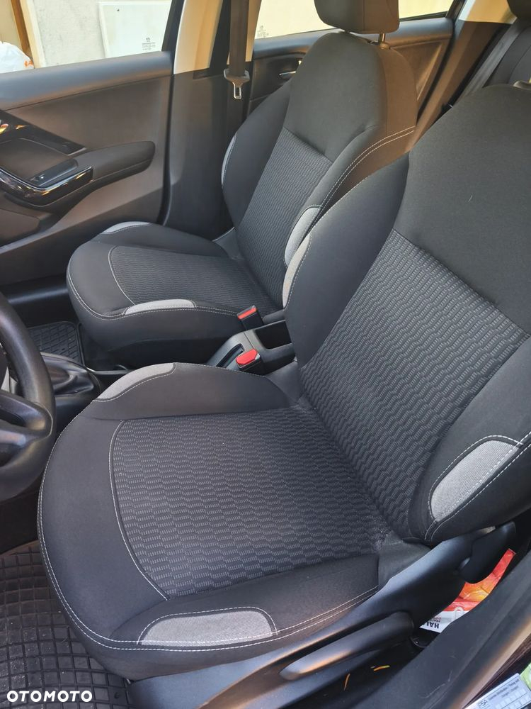 Peugeot 208 - 12