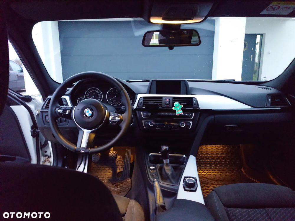 BMW Seria 3 318d xDrive M Sport - 10