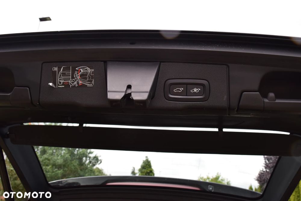 Volvo XC 60 B4 D AWD Geartronic Momentum Pro - 28