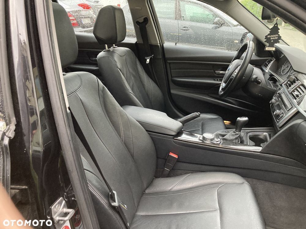 BMW Seria 3 318d xDrive Luxury Line - 13