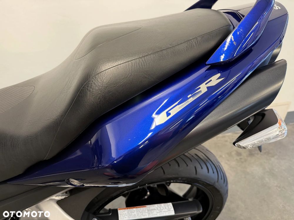 Suzuki GSR - 27