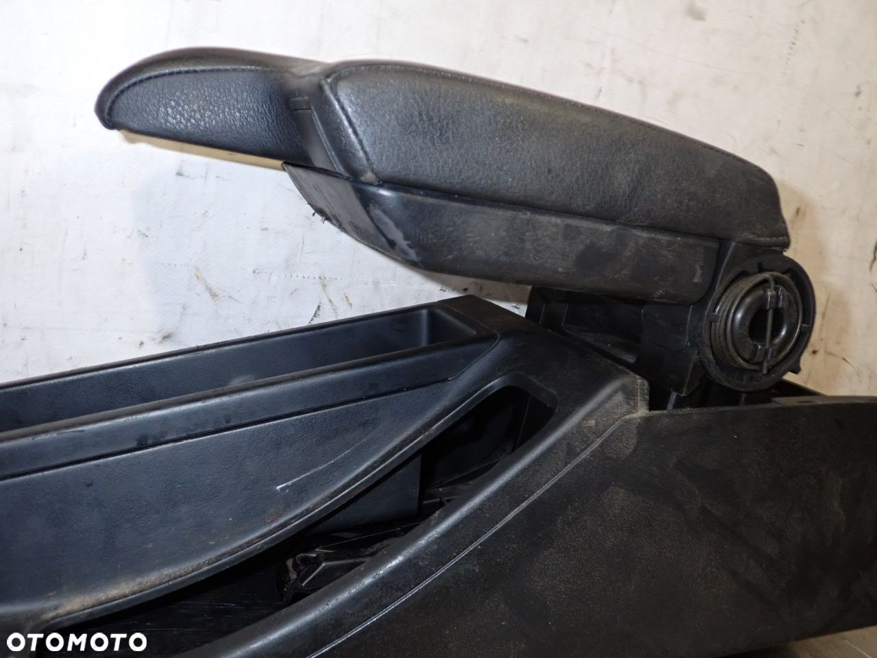 PODŁOKIETNIK BMW E46 1.9 5116-8213680    5116-8213678 - 5