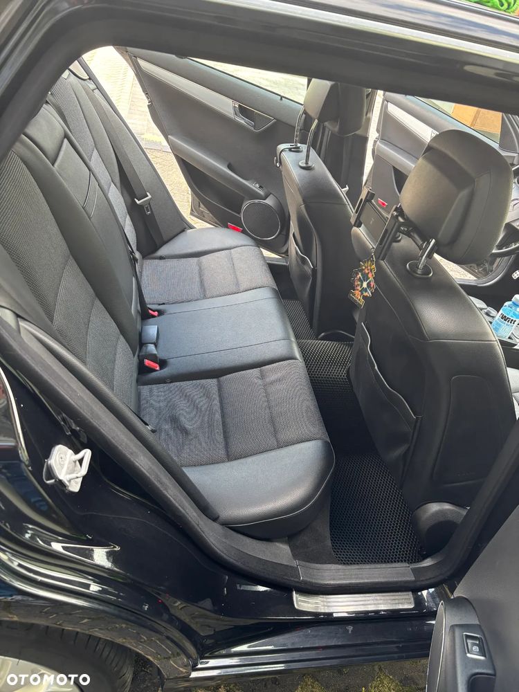 Mercedes-Benz Klasa C 180 CGI Automatik BlueEFFICIENCY Avantgarde - 2