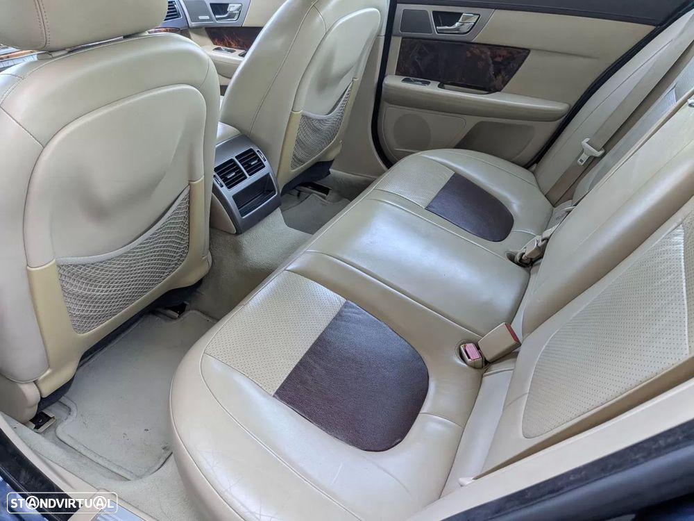 Jaguar XF 2.7 D V6 Premium Luxury - 9