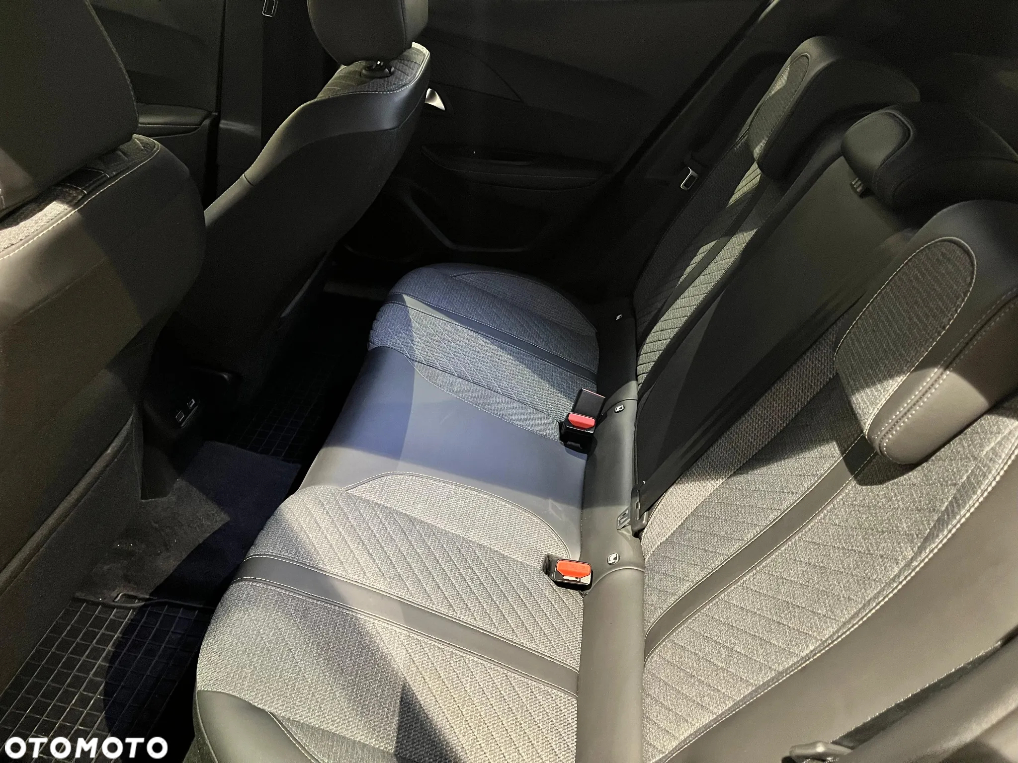 Peugeot 2008 PureTech mHEV Allure e-DCS6 - 14