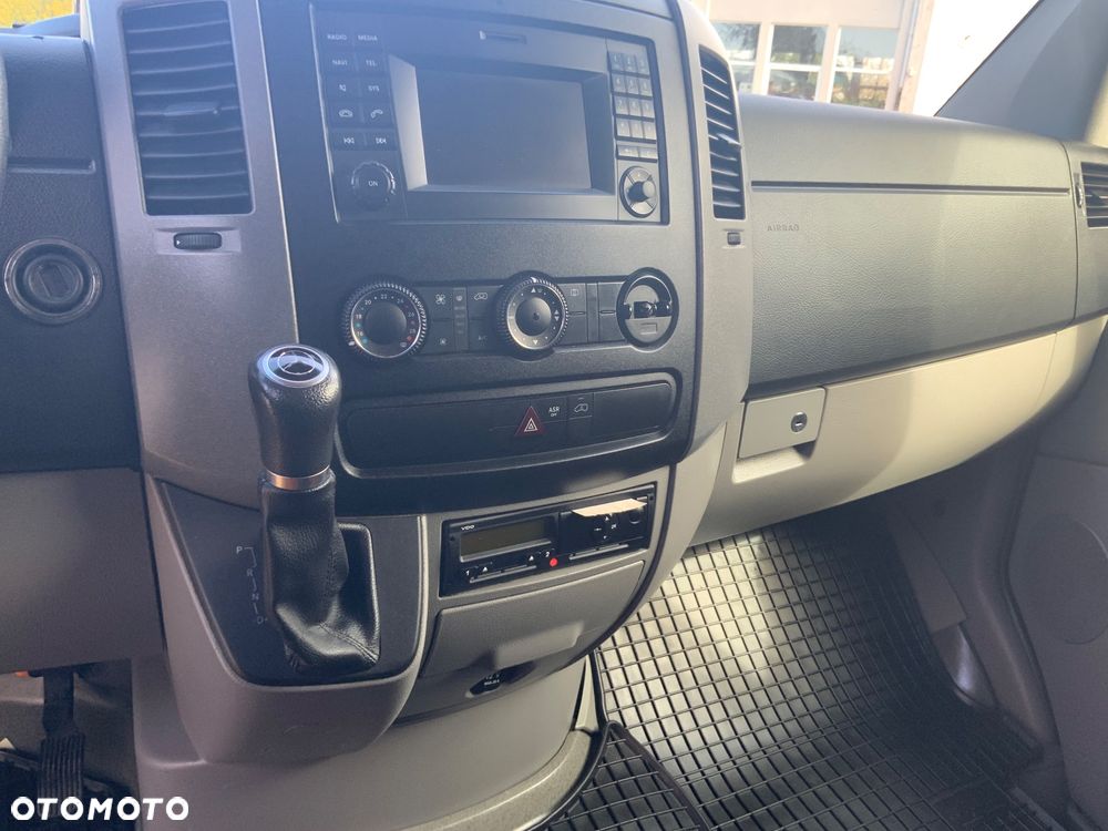 Mercedes-Benz SPRINTER 319 - 8