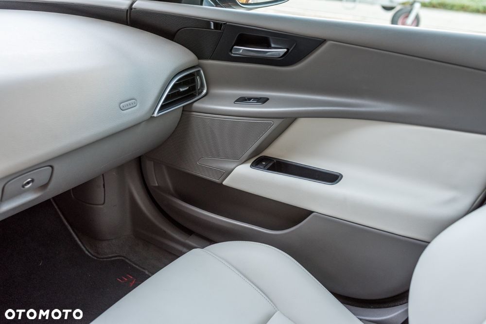 Jaguar XE 2.0 T Prestige - 34